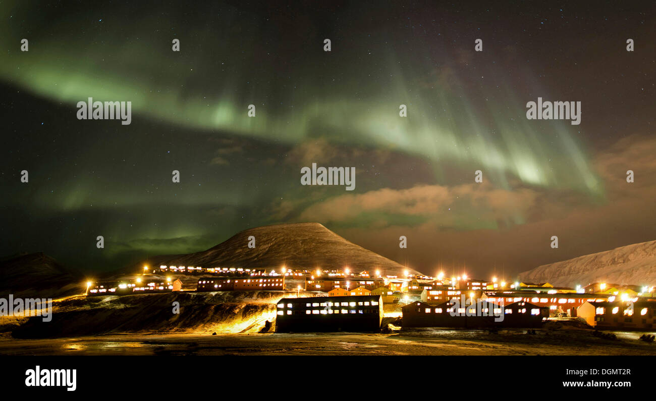 Vue panoramique, northern lights, aurora borealis, au-dessus de la ville de Longyearbyen, Spitsbergen, Svalbard, Norvège, Europe Banque D'Images