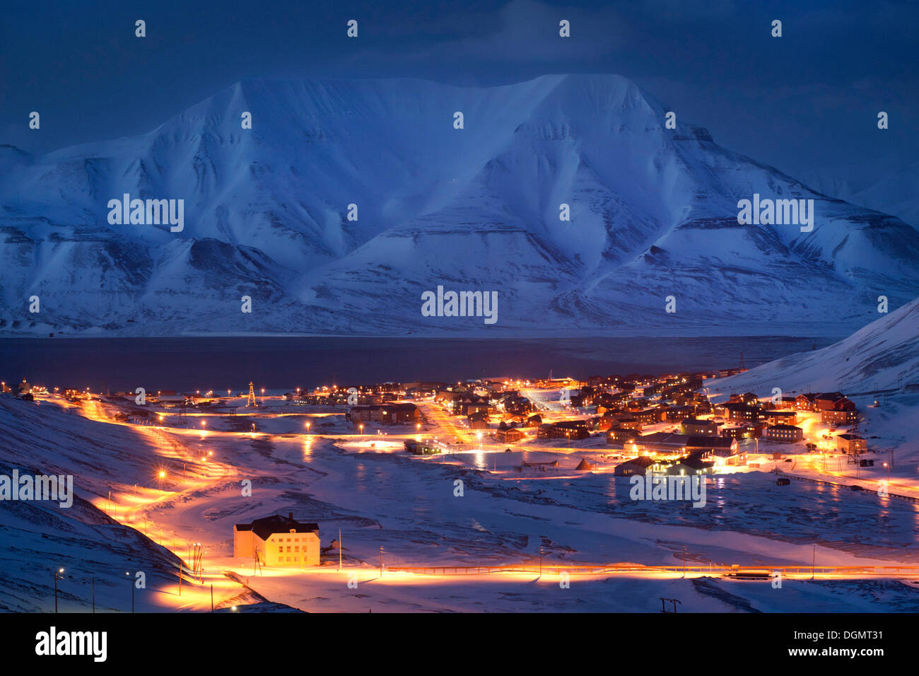 Nuit polaire, la ville de Longyearbyen au crépuscule, Spitsbergen, Svalbard, Norvège, Europe Banque D'Images