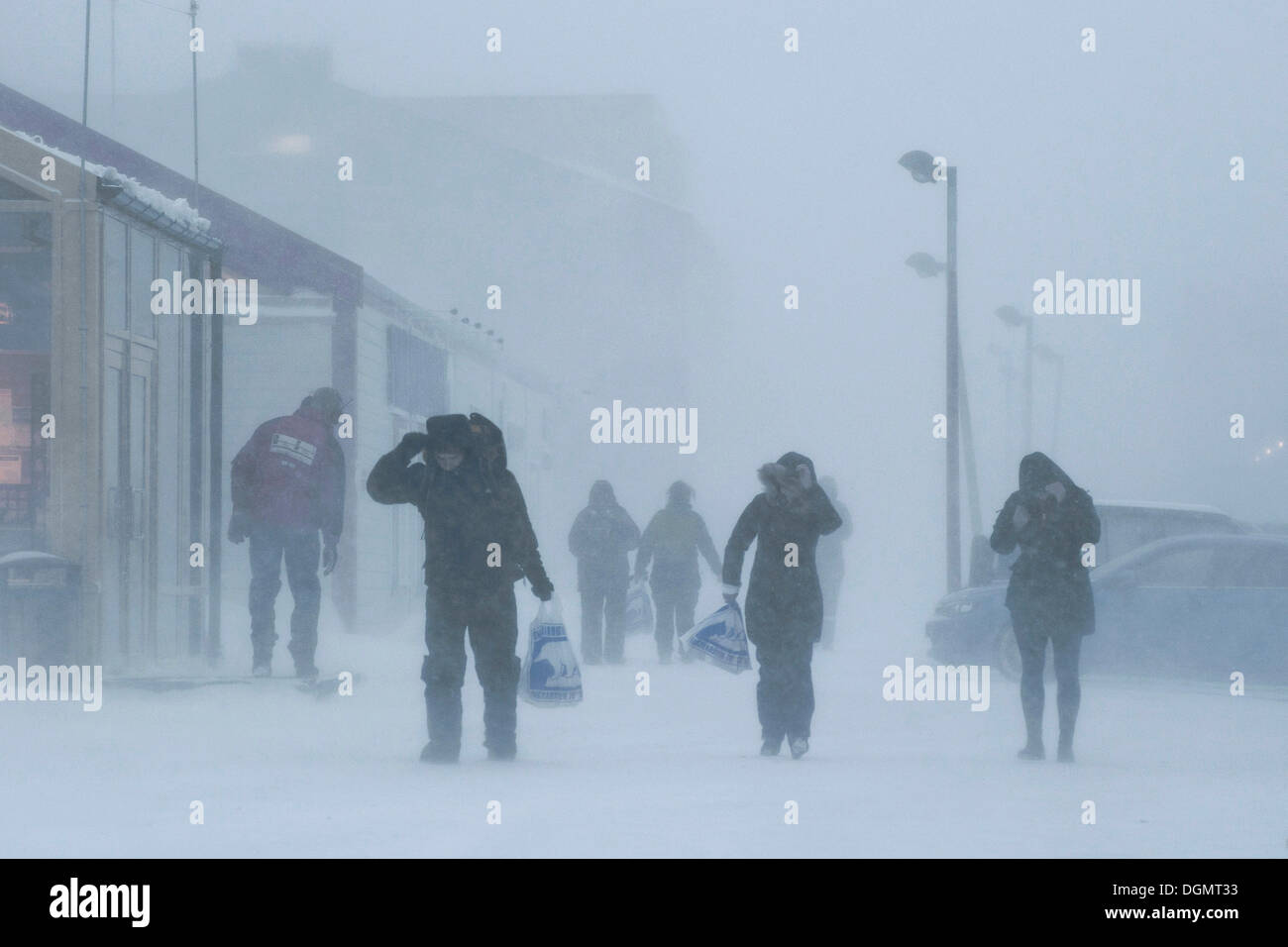 Les passants dans une tempête de neige dans le centre du village de Longyearbyen, Spitsbergen, Svalbard, Norvège, Europe Banque D'Images