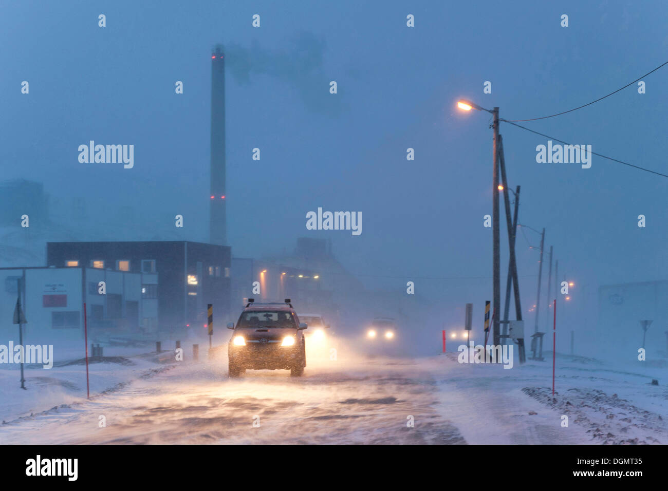 Une soirée d'hiver dans la région de l'Arctique, le trafic pendant un blizzard, centrale électrique au charbon à Longyearbyen au Spitzberg, arrière Banque D'Images