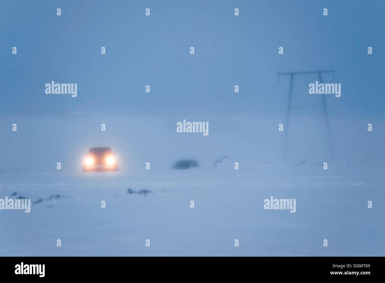 La jeep dans le crépuscule, crépuscule, sur une route enneigée, Hrauneyjar highland, Islande, Europe Banque D'Images