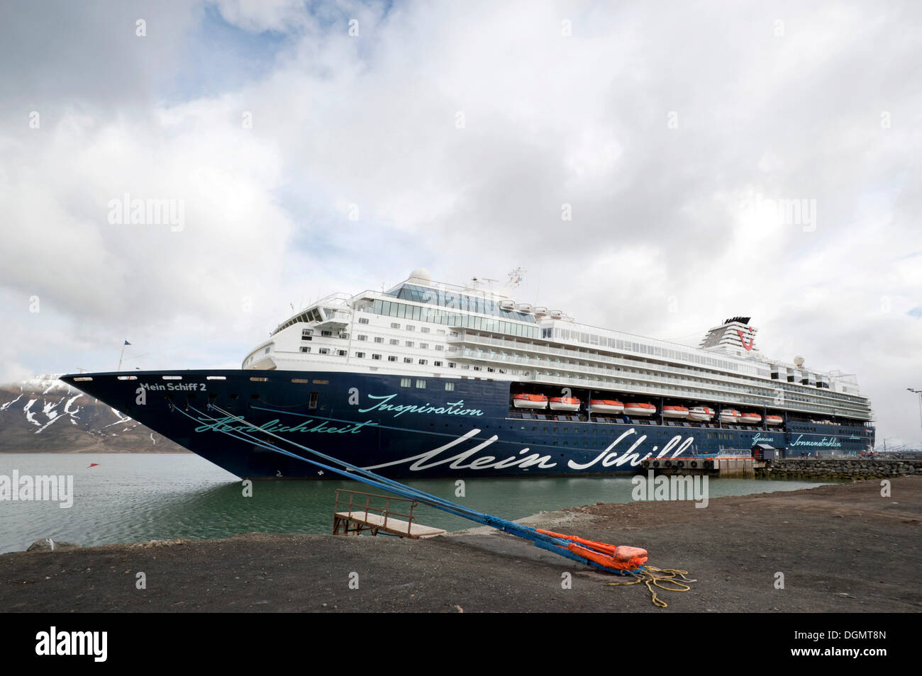 Bateau de croisière Mein Schiff 2, de TUI Travel, amarré dans le port de Longyearbyen, Spitsbergen, Svalbard, Norvège, Europe Banque D'Images