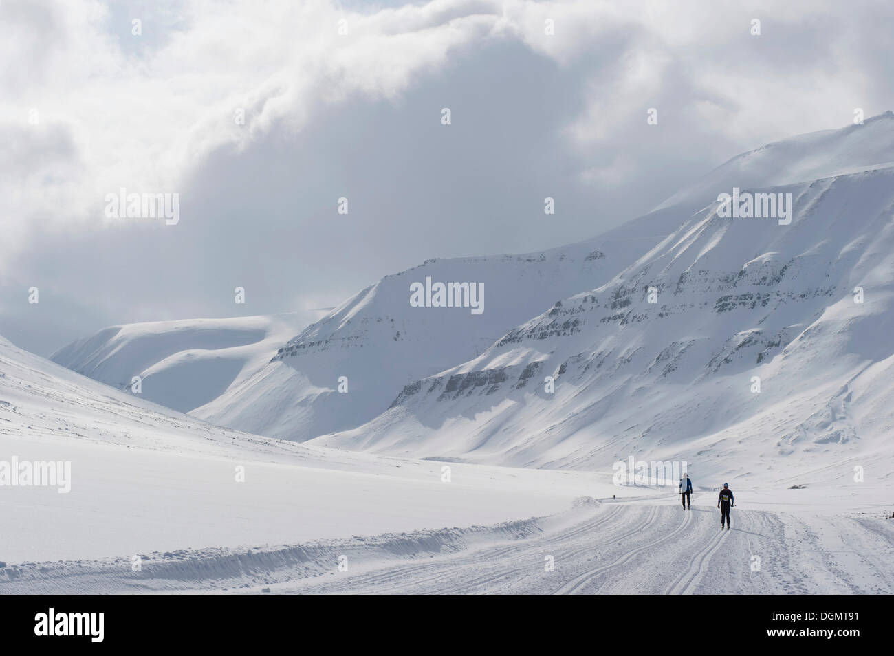 Deux skieurs de fond au cours de la Spitsbergen Ski Marathon, le marathon de ski la plus au nord dans le monde, Todalen, Adventdalen Banque D'Images