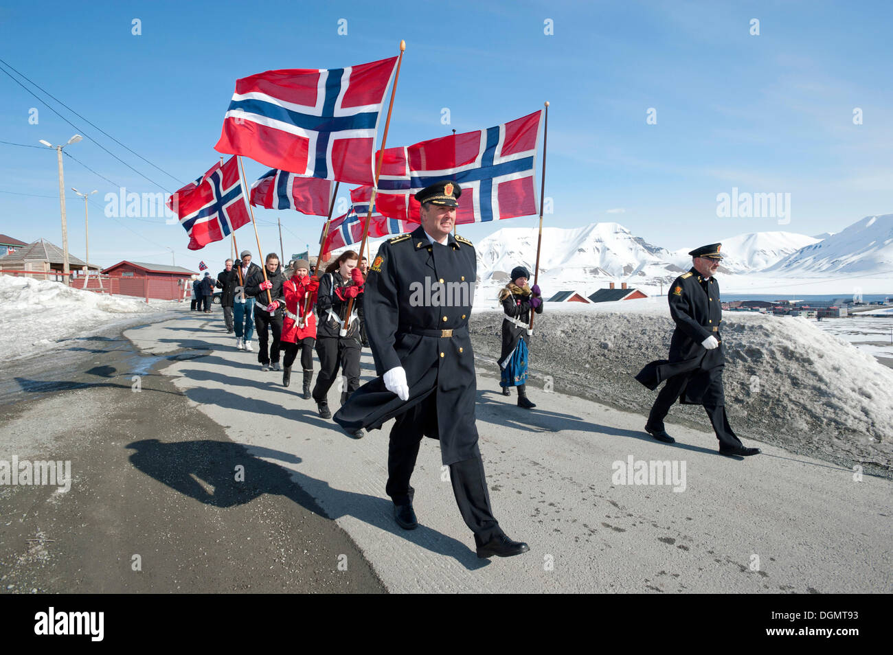 Le Gouverneur du Svalbard et un autre policier menant le traditionnel défilé de la fête nationale norvégienne, 17 mai Banque D'Images