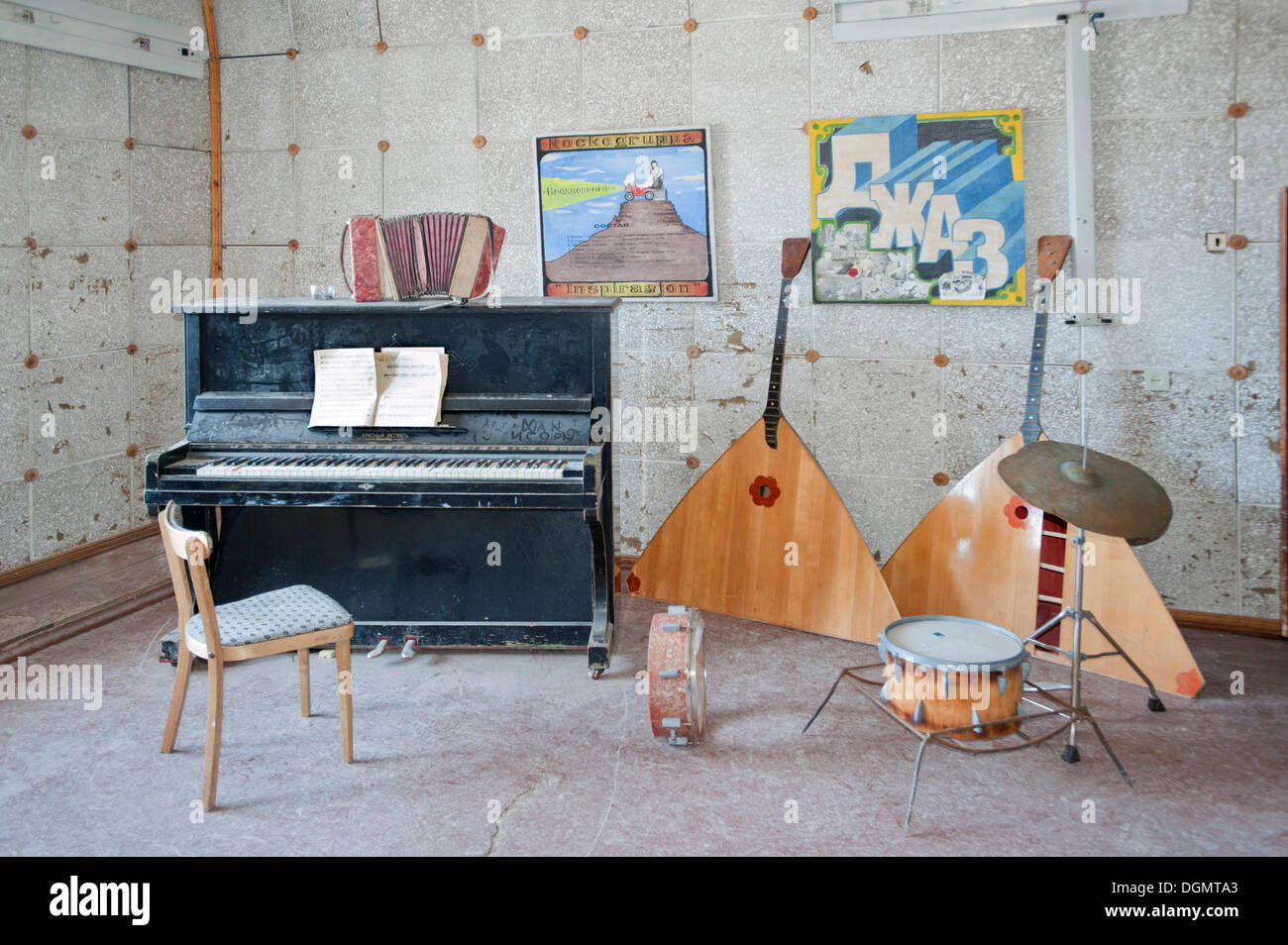 Salon de musique de l'école de la ville minière de Russes abandonnés Pyramiden, Pyramiden, Spitzberg, l'île de l'archipel de Svalbard Banque D'Images