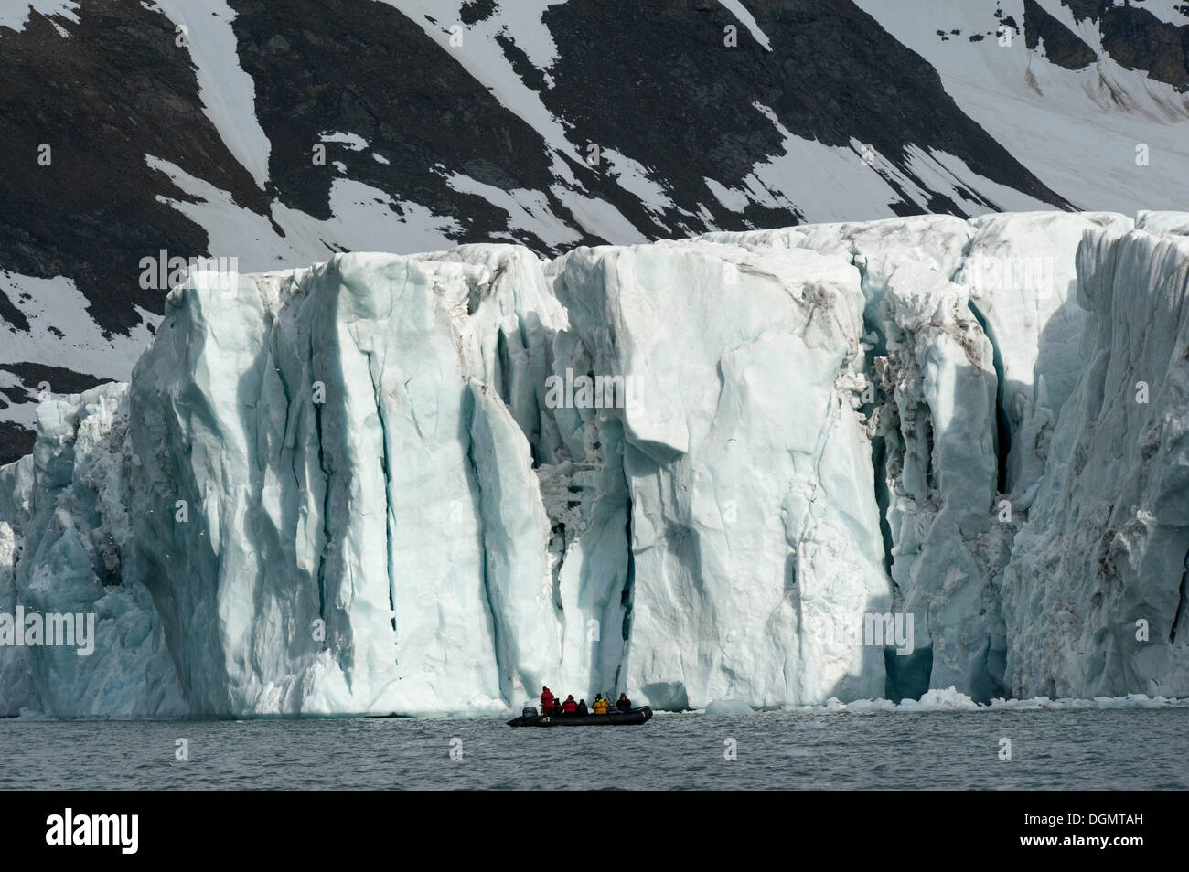 Bateau gonflable Zodiac lors d'une expédition croisière en face de Samarinbreen Samarinvågen, Glacier, Hornsund, Spitsbergen Island Banque D'Images