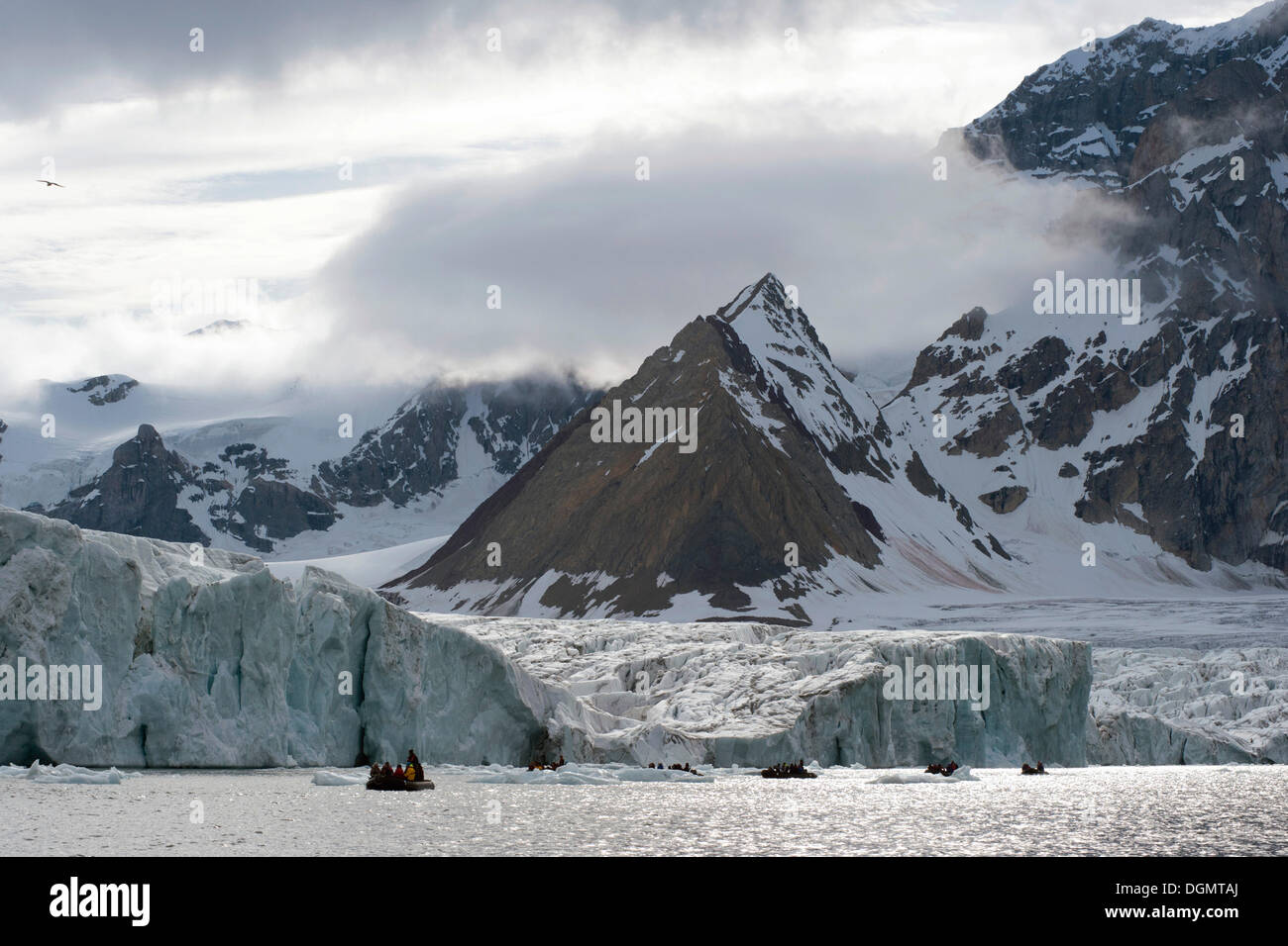 Bateau gonflable Zodiac lors d'une expédition croisière en face de Samarinbreen Tindegga et Glacier Mountain, Samarinvågen Banque D'Images