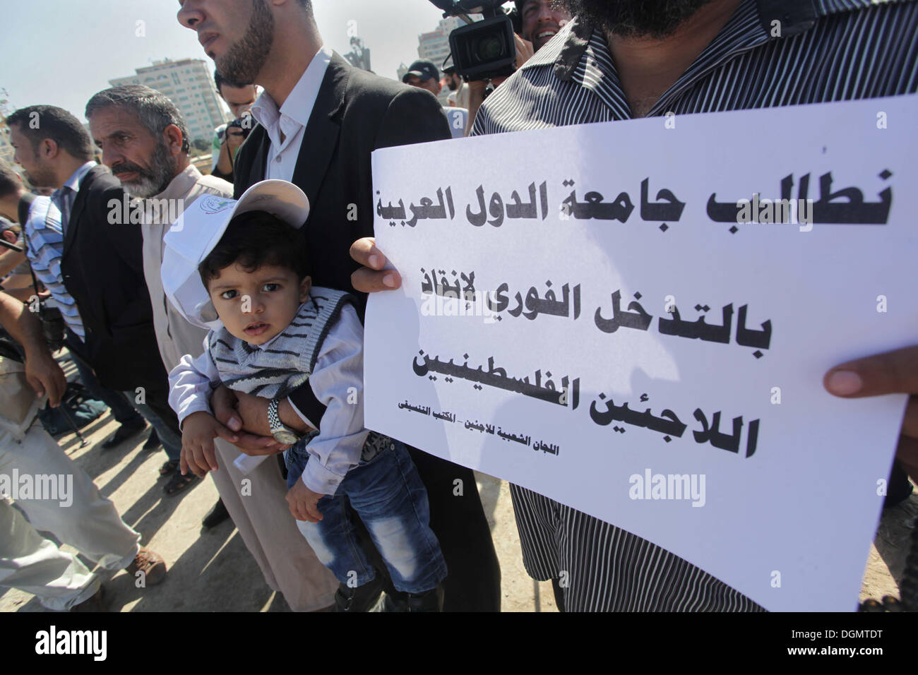 La ville de Gaza, bande de Gaza, territoire palestinien, . 23 Oct, 2013. Les Palestiniens prennent part une protestation au port maritime de la ville de Gaza le 23 octobre 2013, lors d'un hommage aux migrants palestiniens qui sont morts après leur bateau a coulé alors qu'à fuir la Syrie pour l'Italie. Un bateau a chaviré à 60 miles (97 km) au sud de Lampedusa plus tôt ce mois-ci, laissant entre 50 et 200 morts palestiniens et syriens migrants, selon les médias locaux : Crédit Ashraf Amra/APA Images/ZUMAPRESS.com/Alamy Live News Banque D'Images