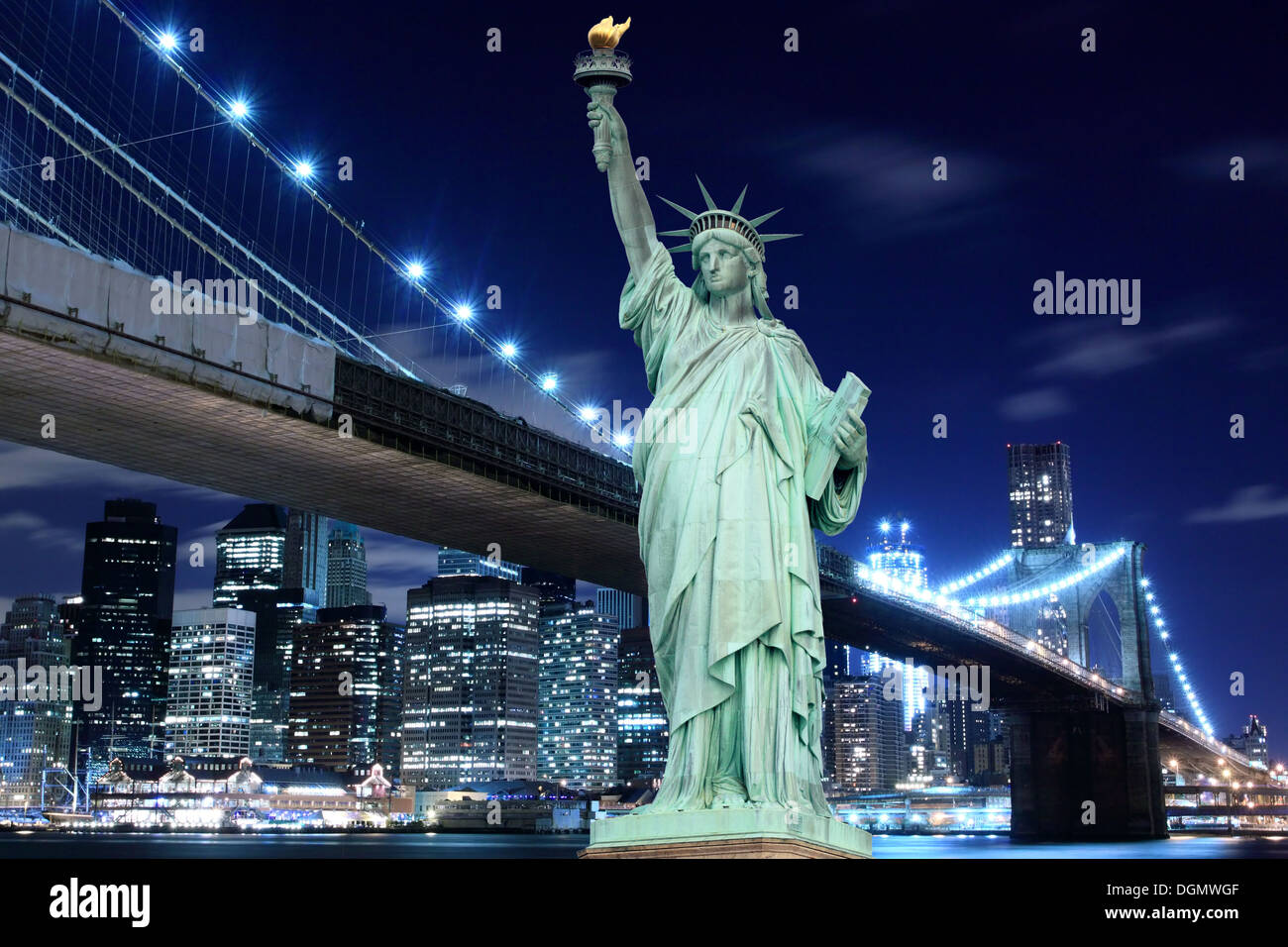 Pont de Brooklyn et de la Statue de la liberté la nuit, New York City Banque D'Images