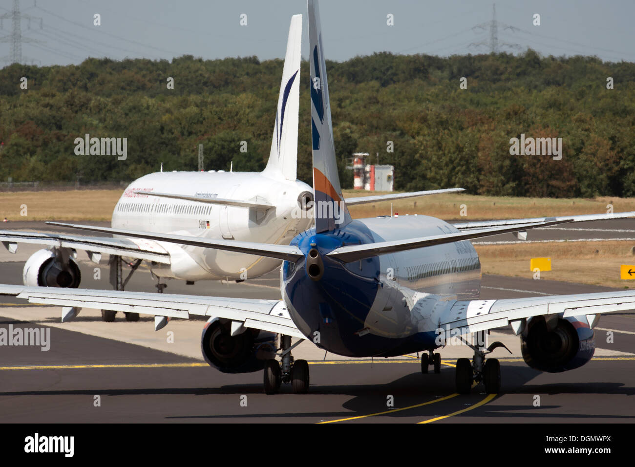 Avions commerciaux de passagers, l'aéroport de Düsseldorf, Allemagne. Banque D'Images