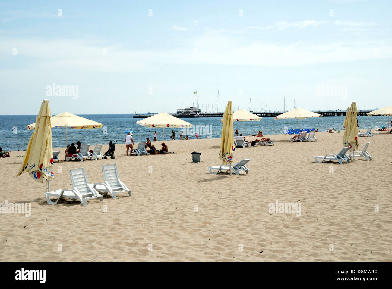 Plage avec une vue de la jetée de la station baltique polonaise de Sopot. Banque D'Images