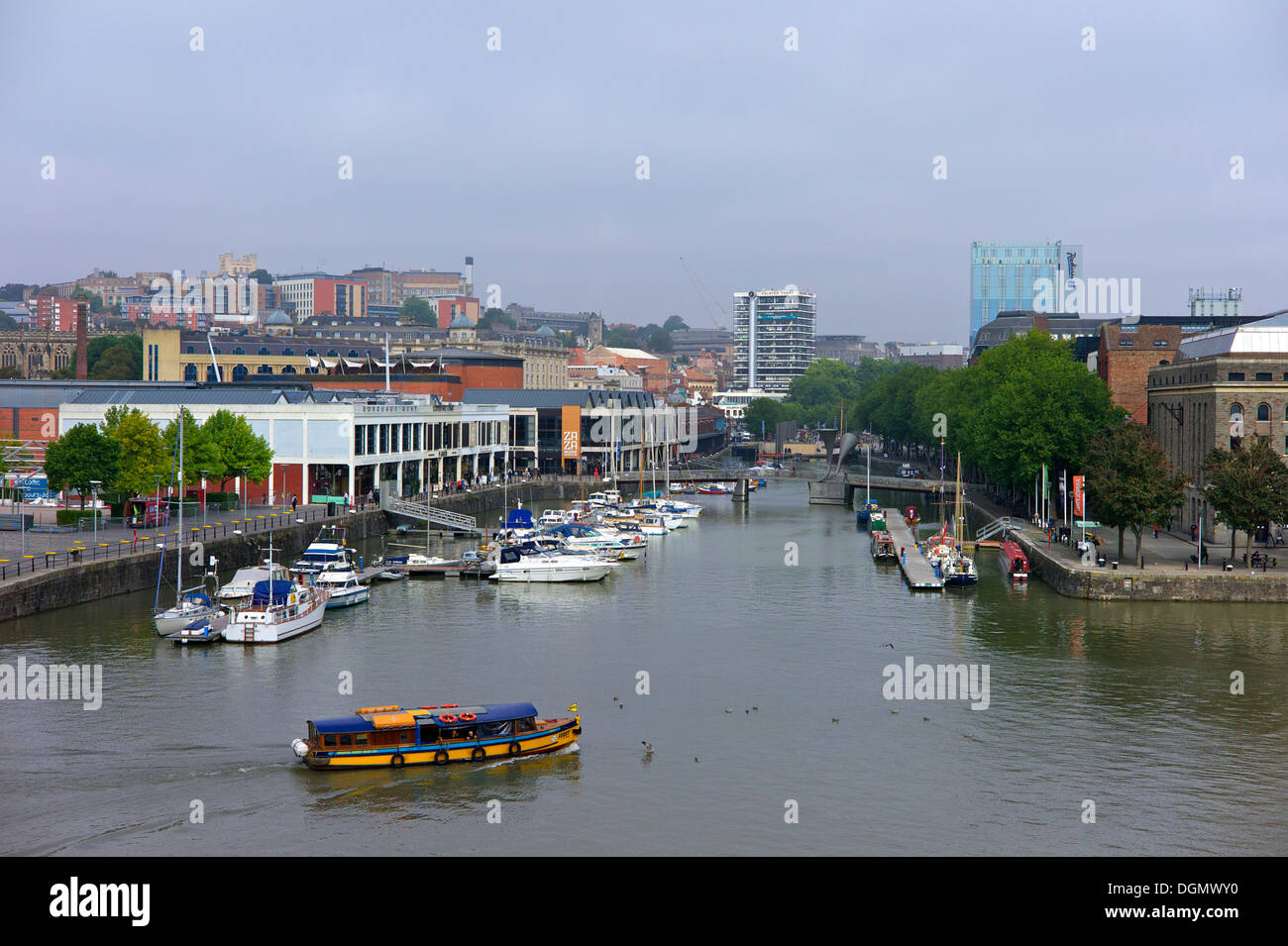 Un ferry traverse Bordeaux quai dans le port, Bristol, UK Banque D'Images