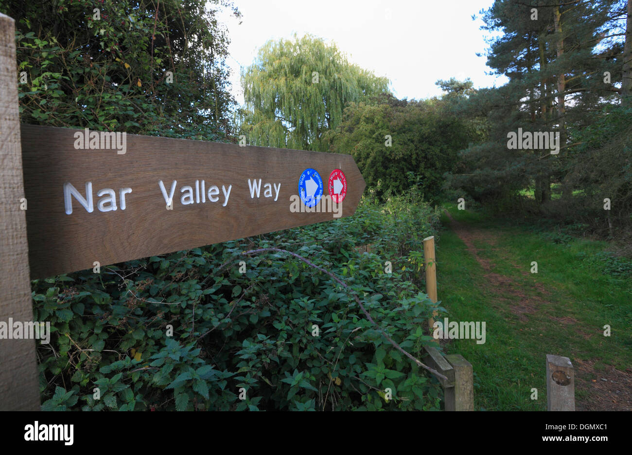 Inscrivez-vous pour la Nar Valley Way près de West Acres à Norfolk, en Angleterre. Banque D'Images