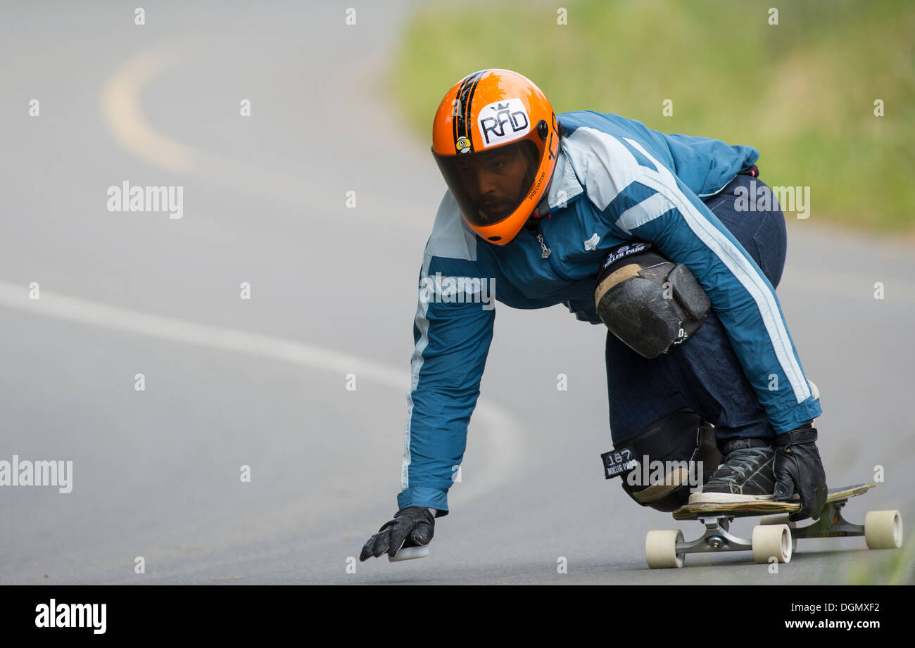 Jeune homme longboard skateboard descente en formation une courbe Photo  Stock - Alamy