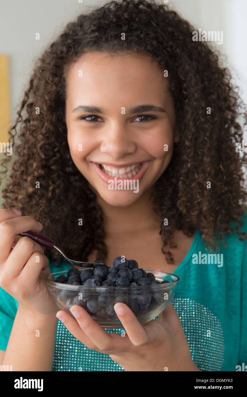 Girl (12-13) holding de baies noires Banque D'Images