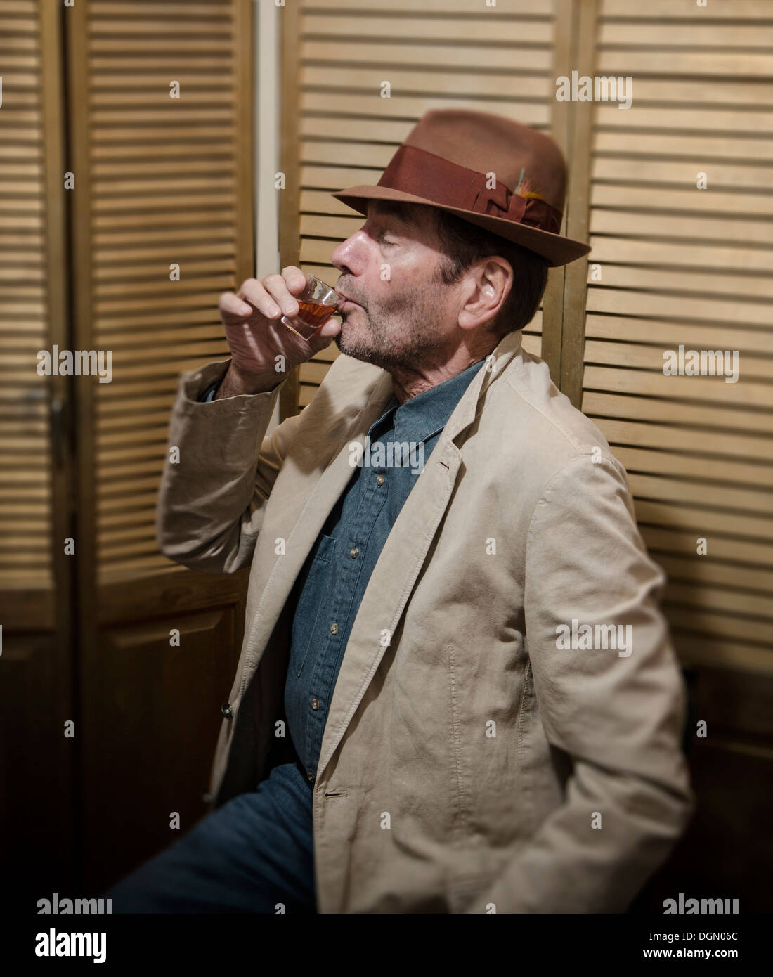 L'homme de verre à liqueur d'alcool Banque D'Images