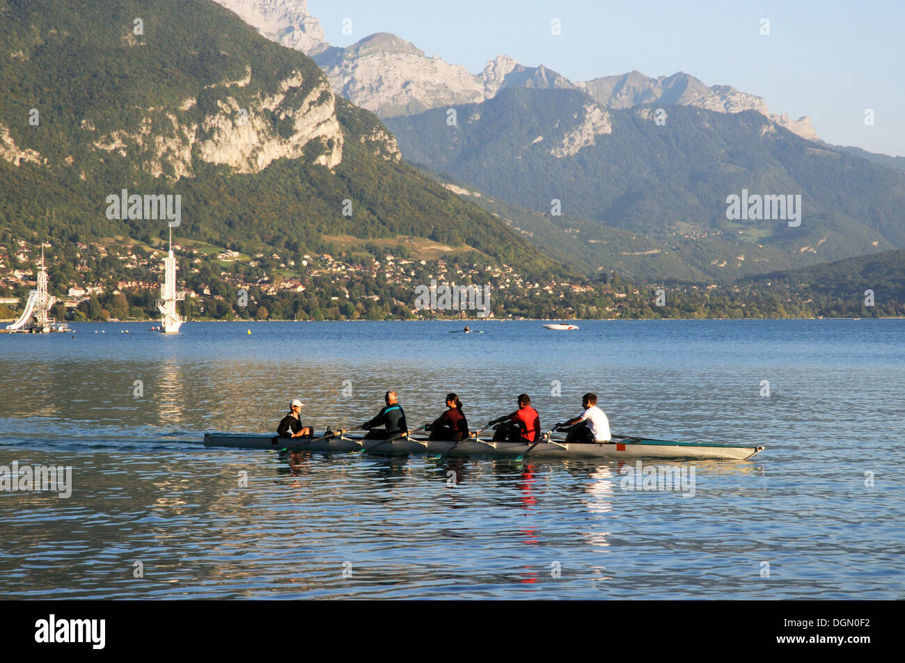 Une équipe d'aviron de compétition la pratique sur le lac d'Annecy, France Banque D'Images