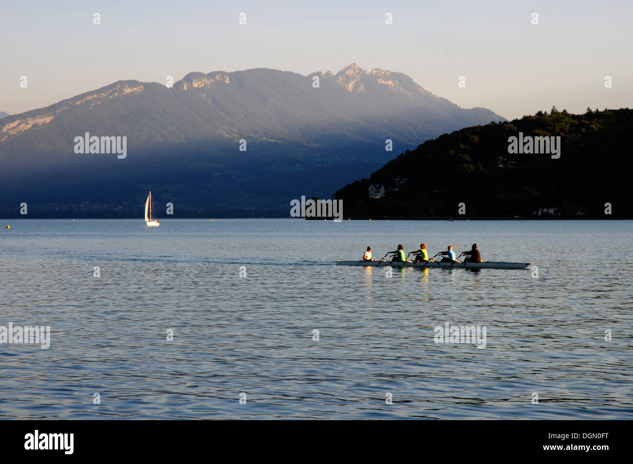 Une équipe d'aviron de compétition la pratique sur le lac d'Annecy, France Banque D'Images