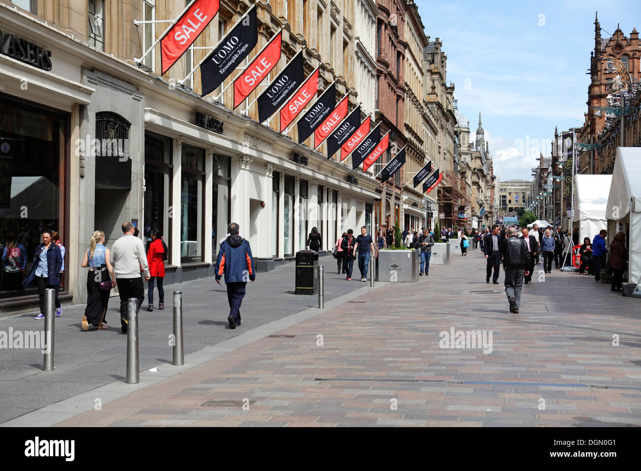 Buchanan Street, centre-ville de Glasgow, personnes marchant sous le soleil d'été à côté de House of Frasers Department Store, Écosse, Royaume-Uni Banque D'Images