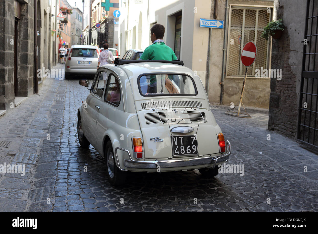 Acquapendente, Italie, le garçon regarde par le toit ouvrant en conduisant une Fiat out Banque D'Images