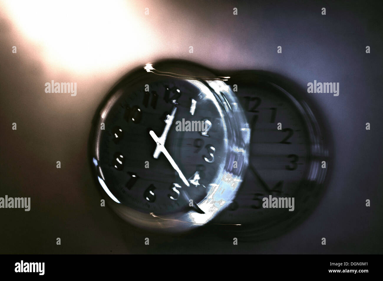 Une horloge avec un effet de mouvement donnant l'idée d'une nouvelle dimension du temps Banque D'Images