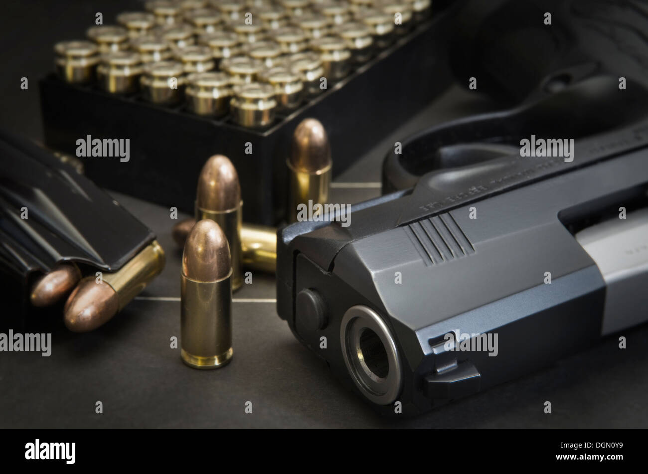 9mm Beretta Px4 Storm pistolet semi-automatique avec magazine et full metal jacket de munitions sur fond de cible de tir Banque D'Images