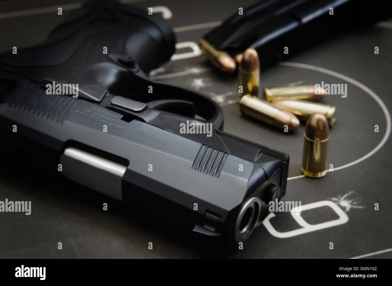 9mm Beretta Px4 Storm pistolet semi-automatique avec magazine et full metal jacket de munitions sur fond de cible de tir Banque D'Images