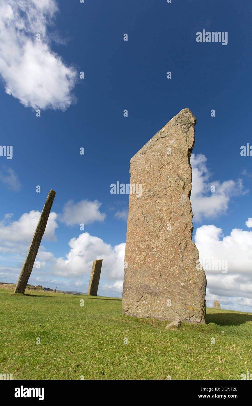 Des îles Orcades, en Écosse. Vue pittoresque sur les quatre autres mégalithes qui forment les menhirs de Stenness. Banque D'Images