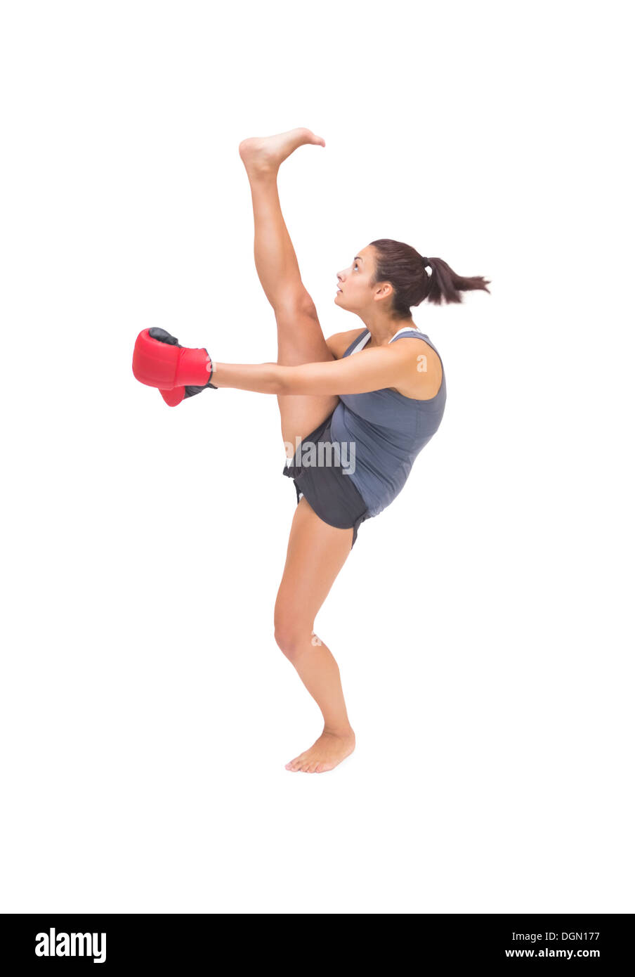 Jolie sporty brunette kick boxing Banque D'Images