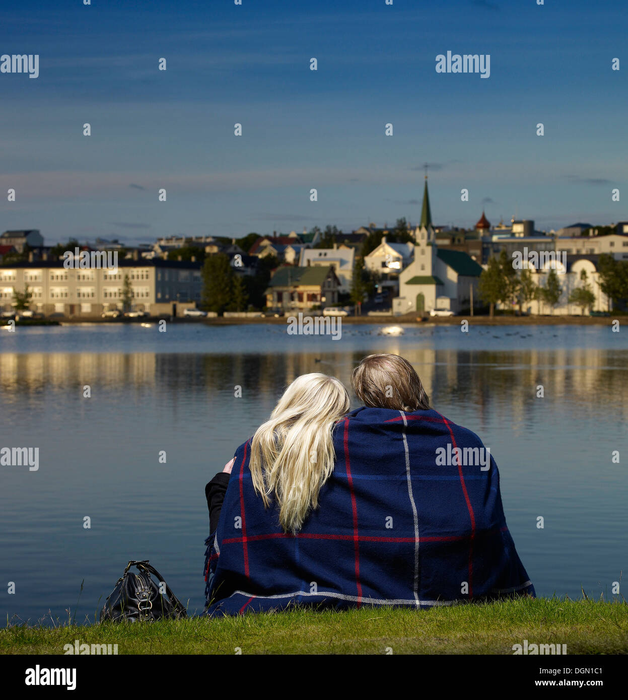 Couple bénéficiant d'une soirée d'été, Reykjavik, Islande Banque D'Images