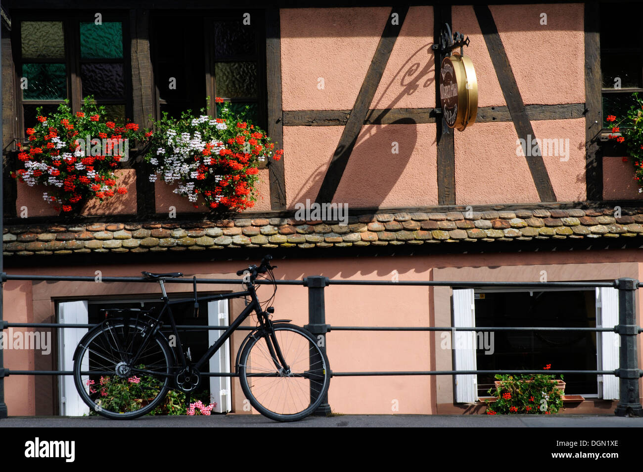 Les vélos et les anciens bâtiments de Strasbourg France Banque D'Images