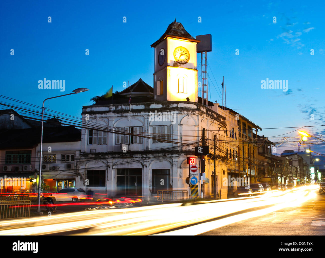 Vieux bâtiment dans la ville de Phuket, Thaïlande. crépuscule Banque D'Images