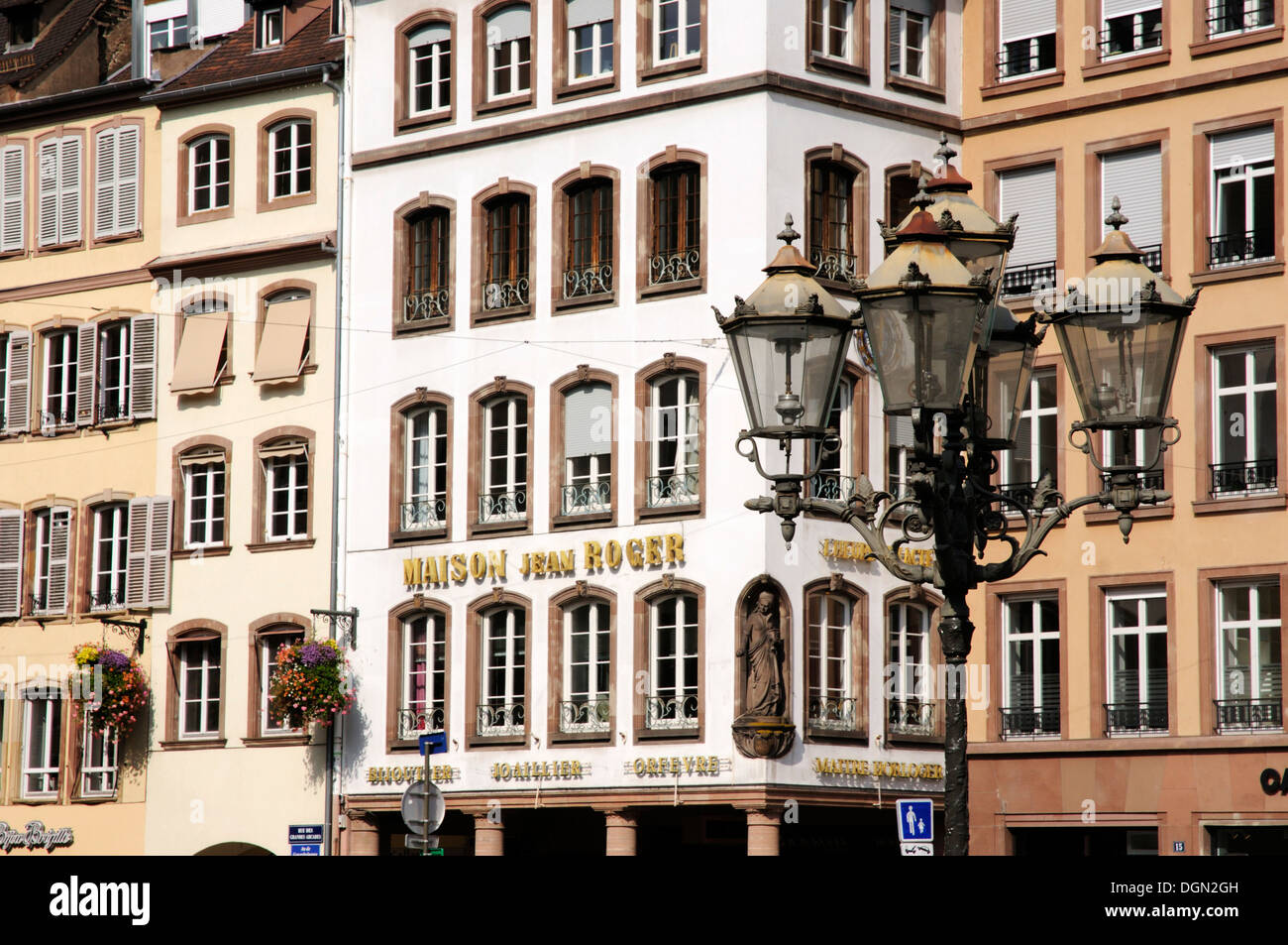 Bâtiments médiévaux et des lumières de rue à Strasbourg, France Banque D'Images