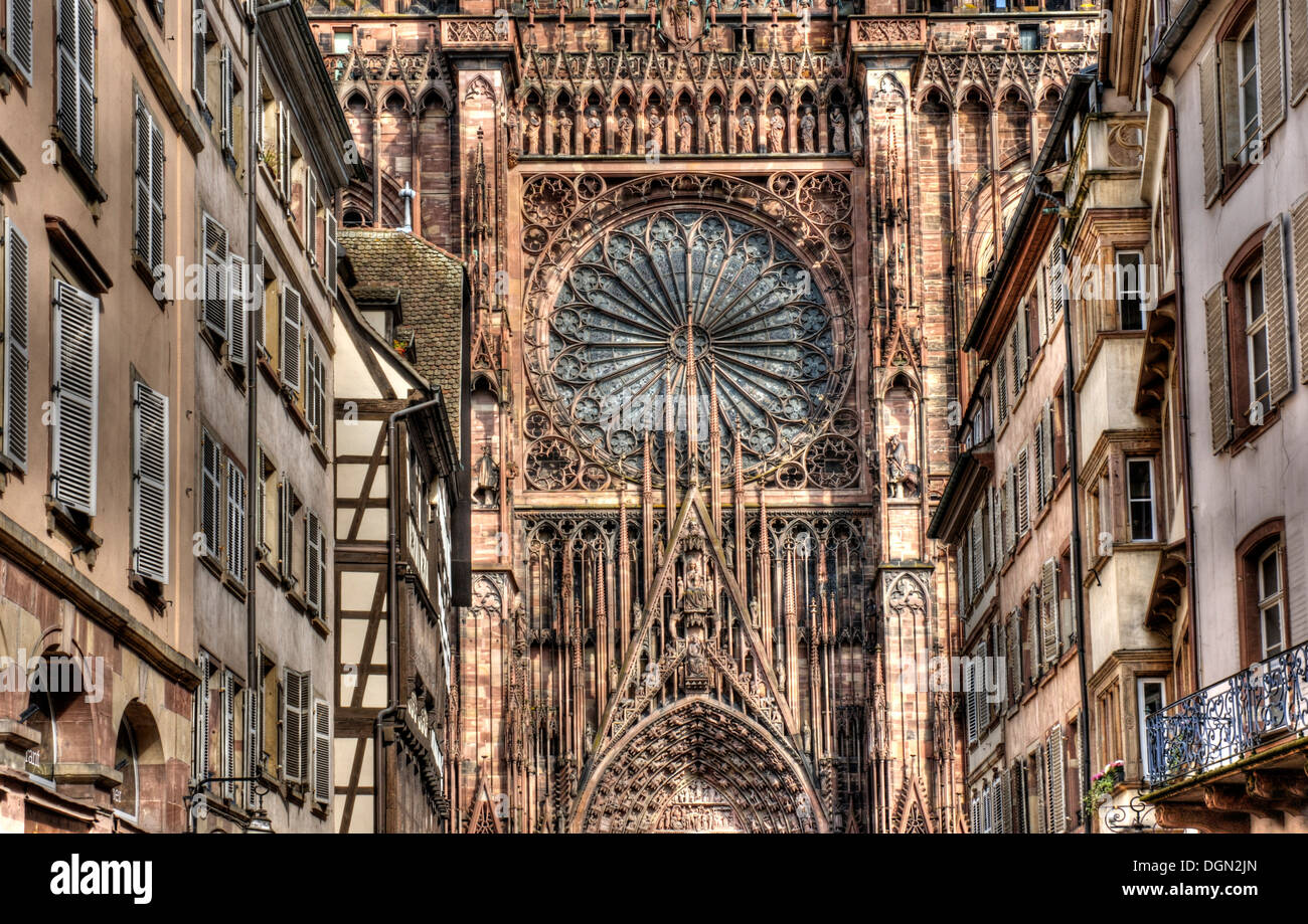 La façade de la cathédrale de Strasbourg et le bâtiments médiévaux de la rue Mercière autour d'elle. Banque D'Images
