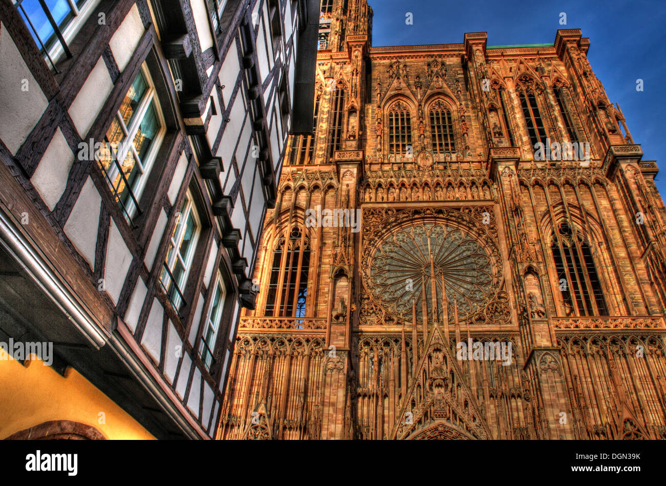 La façade de la cathédrale de Strasbourg et le bâtiments médiévaux de la rue Mercière autour d'elle. Banque D'Images