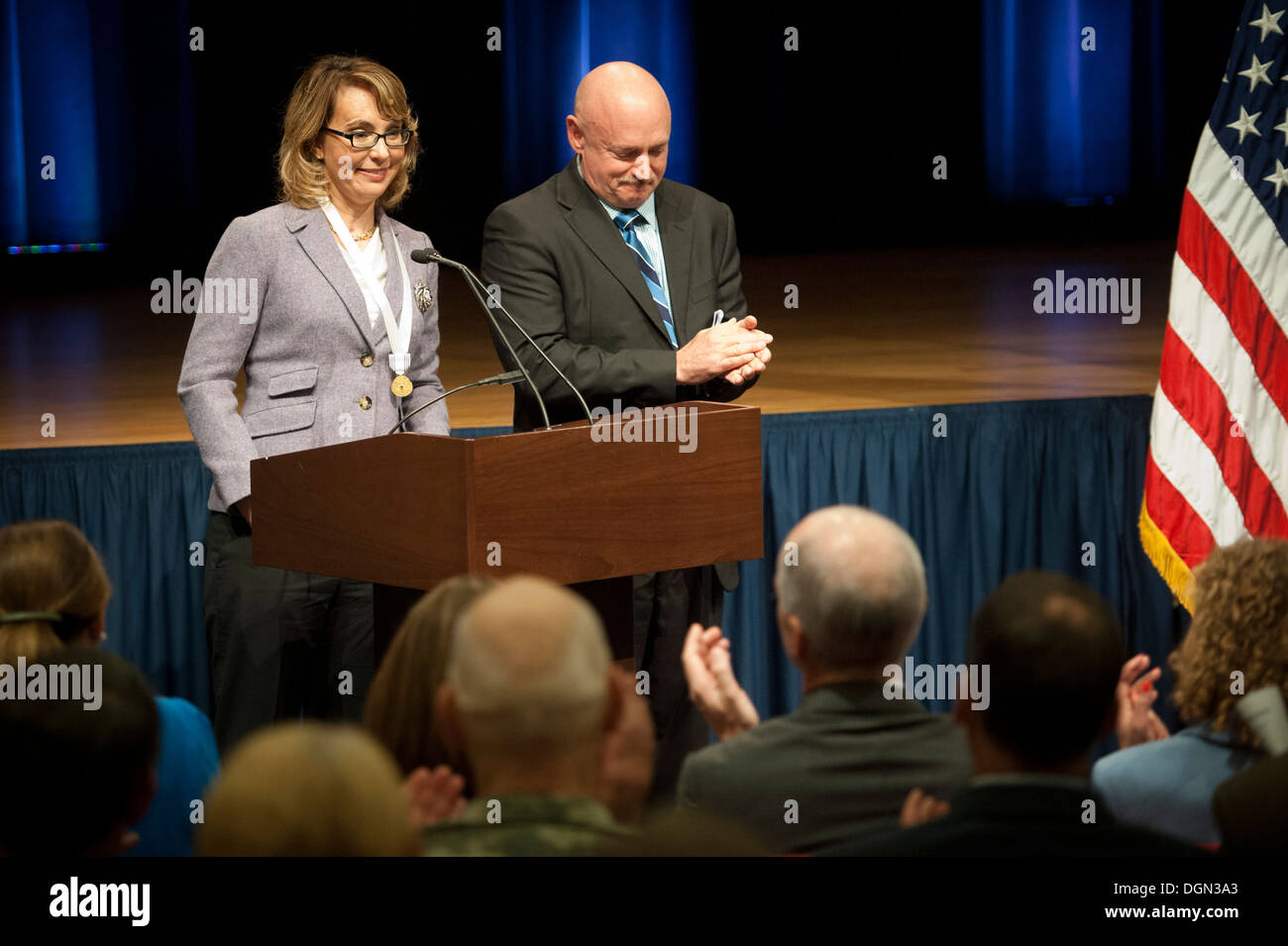 Ancien Rempl. Gabrielle Giffords 'Gabby' (Arizona) d'être applaudi par son mari a pris sa retraite, le Capitaine de vaisseau Mark Kelly ainsi que le reste de l'auditoire au cours de son intervention juste après, elle a reçu la décoration de l'Armée Service civil distingué pour fo Banque D'Images