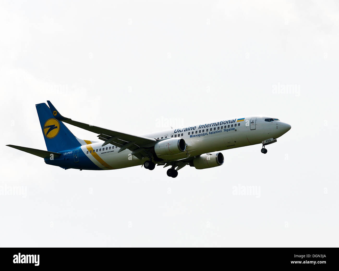 Ukraine International Airlines avion Boeing 737 de l'approche à l'atterrissage à l'aéroport de Londres Gatwick West Sussex England Banque D'Images