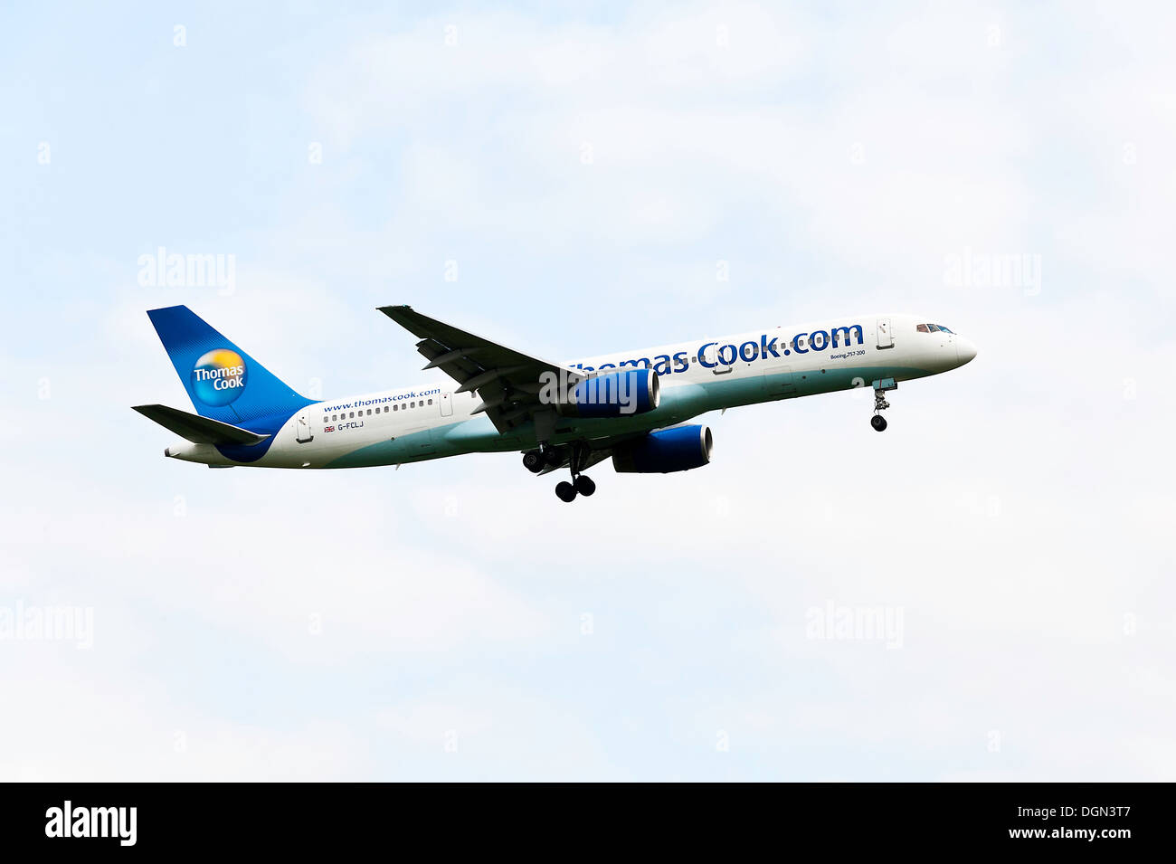 Thomas Cook Airlines avion de Boeing 757 de l'approche à l'atterrissage à l'aéroport de Londres Gatwick West Sussex England United Kingdom UK Banque D'Images