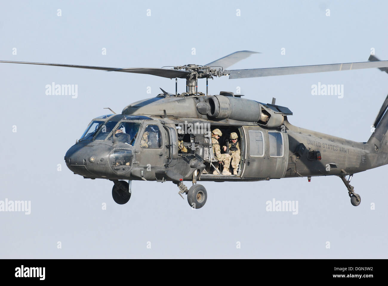 Un 10e Brigade d'aviation de combat UH-60L Black Hawk des équipages composés de membres de la Garde nationale du Massachusetts, effectue une mission de mouvement de personnel le 11 octobre au cours de la province de Nangarhar, en Afghanistan. Banque D'Images