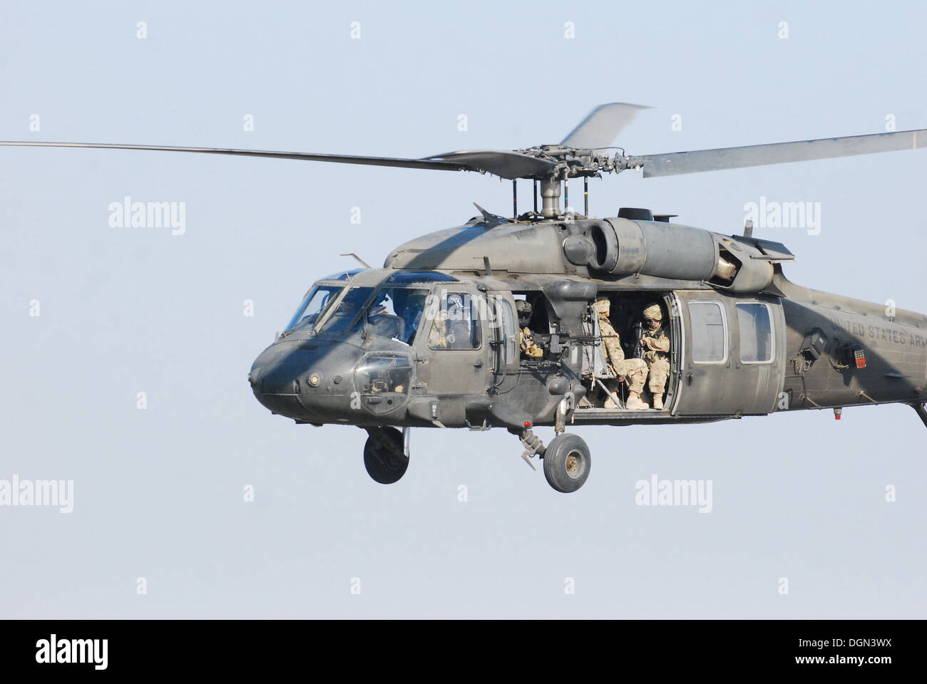 Un 10e Brigade d'aviation de combat UH-60L Black Hawk des équipages composés de membres de la Garde nationale du Massachusetts, effectue une mission de mouvement de personnel le 11 octobre au cours de la province de Nangarhar, en Afghanistan. Banque D'Images