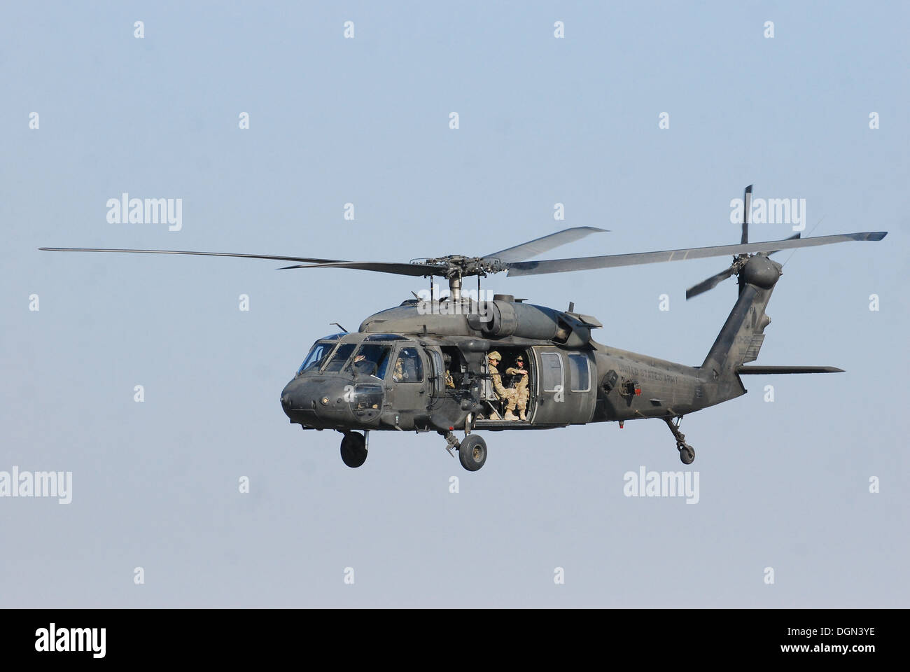 Un 10e Brigade d'aviation de combat UH-60L Black Hawk des équipages composés de membres de la Garde nationale du Massachusetts, effectue une mission de mouvement de personnel le 11 octobre au cours de la province de Nangarhar, Afghanistan Banque D'Images