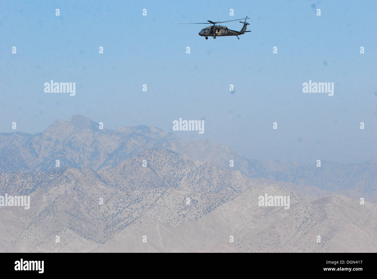 Un 10e Brigade d'aviation de combat UH-60L Black Hawk des équipages composés de membres de la Garde nationale du Massachusetts, effectue une mission de mouvement de personnel le 11 octobre au cours de la province de Nangarhar, en Afghanistan. Banque D'Images
