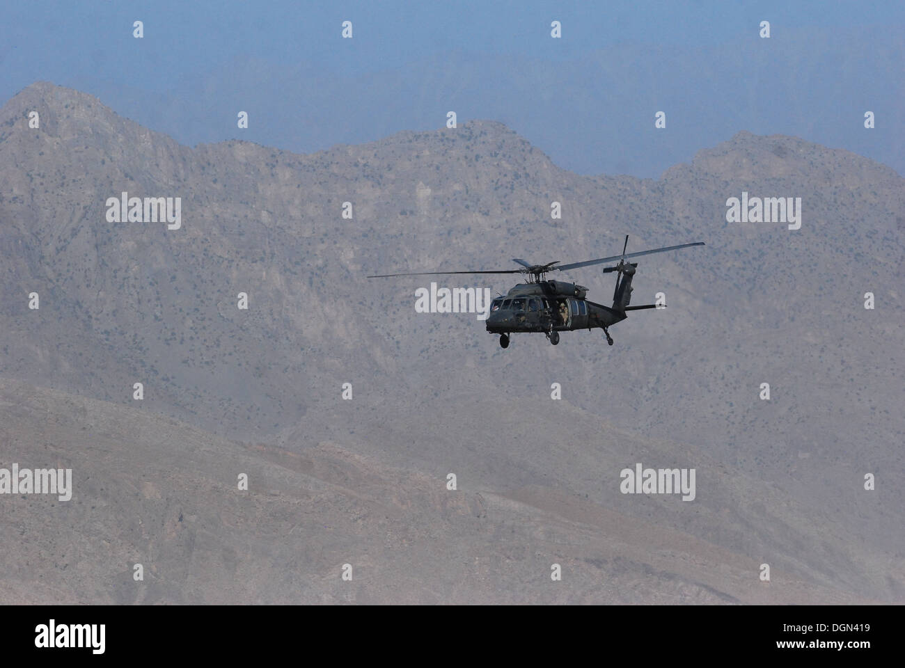 Un 10e Brigade d'aviation de combat UH-60L Black Hawk des équipages composés de membres de la Garde nationale du Massachusetts, effectue une mission de mouvement de personnel le 11 octobre au cours de la province de Nangarhar, Afghanistan Banque D'Images