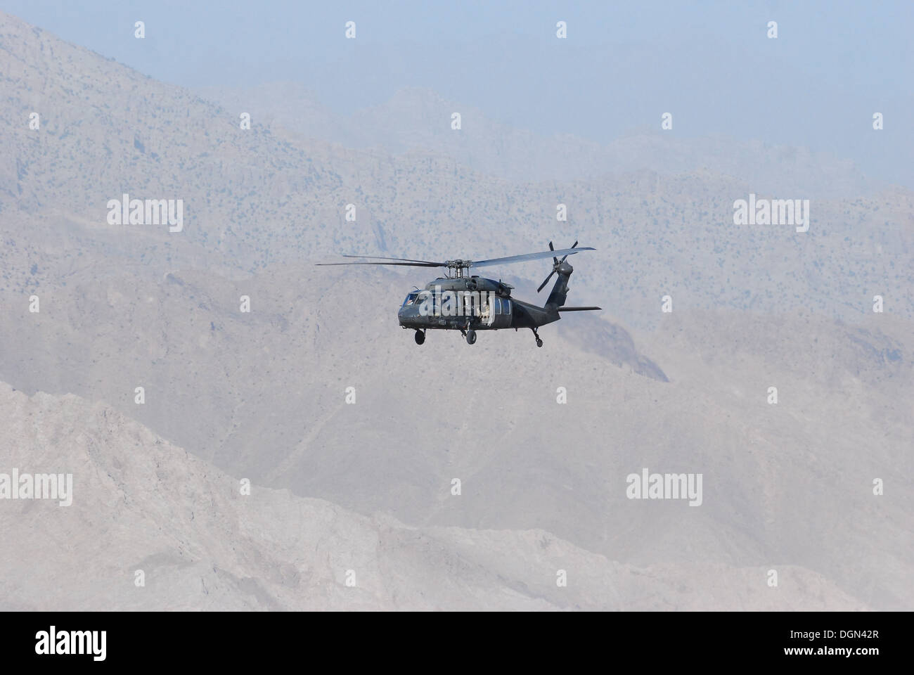 Un 10e Brigade d'aviation de combat UH-60L Black Hawk des équipages composés de membres de la Garde nationale du Massachusetts, effectue une mission de mouvement de personnel le 11 octobre au cours de la province de Nangarhar, en Afghanistan. Banque D'Images