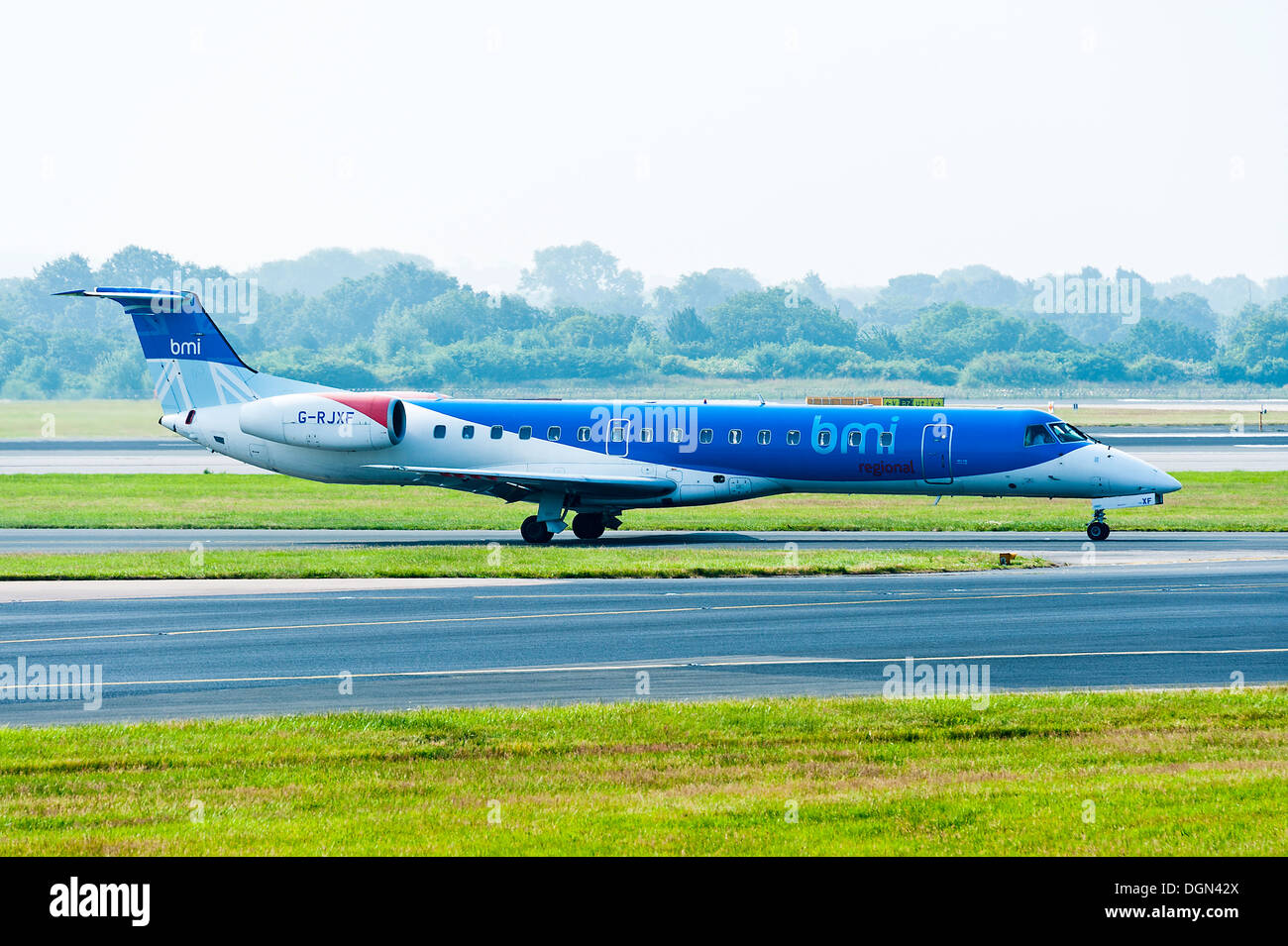 British Midland BMI Regional Transport Aérien Régional Embraer RJ145ER G-RJXF Avion de roulage à l'aéroport de Manchester England UK Banque D'Images