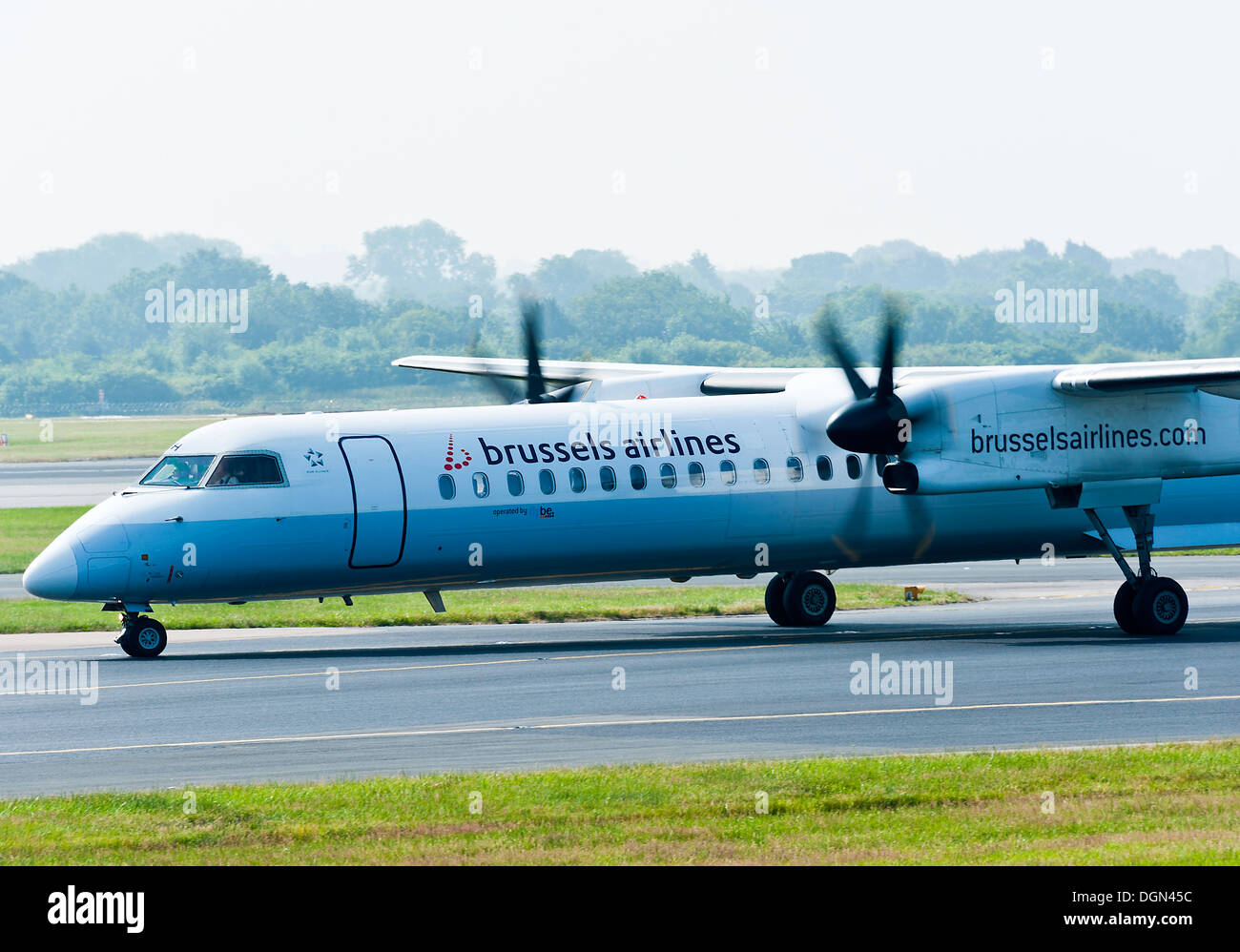 Brussels Airlines Bombardier DHC-8 Q400 Dash8 Avion de roulage à l'aéroport de Manchester en Angleterre Royaume-Uni Banque D'Images