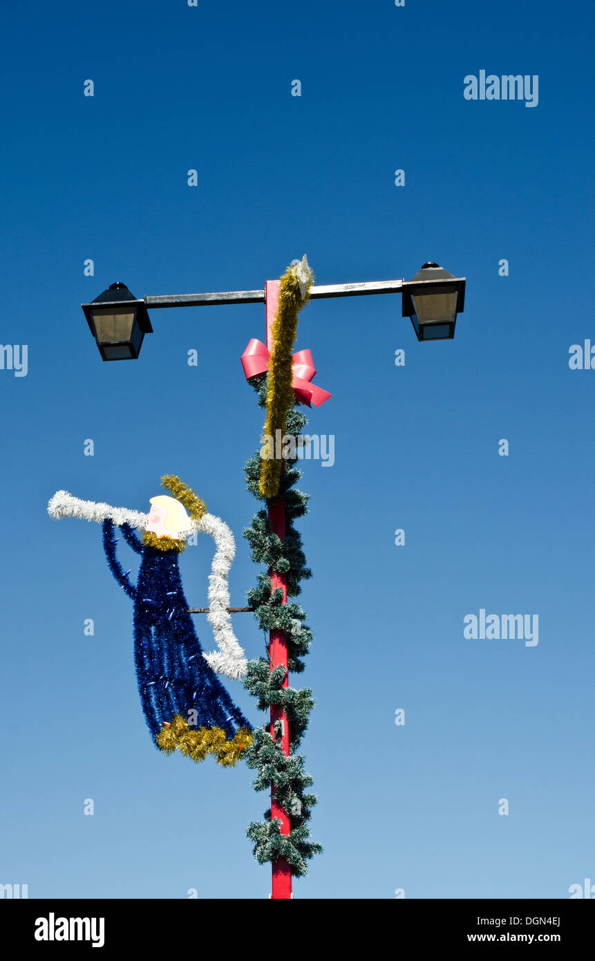 Réverbère à Frankenmuth, Michigan. Il y a une figure stylisée qui souffle dans un cor, stylisé par un beau jour clair, Banque D'Images