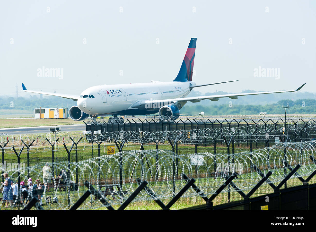 Delta Air Lines avion Airbus A330-223 N858SW le roulage à l'arrivée à l'aéroport de Manchester en Angleterre Royaume-Uni UK Banque D'Images