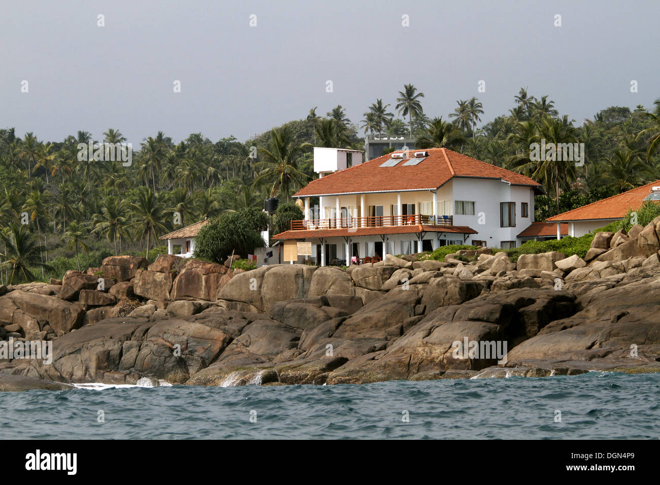 VILLA SUR ROCKS & PALMIERS UNAWATUNA SRI LANKA ASIE 18 Mars 2013 Banque D'Images