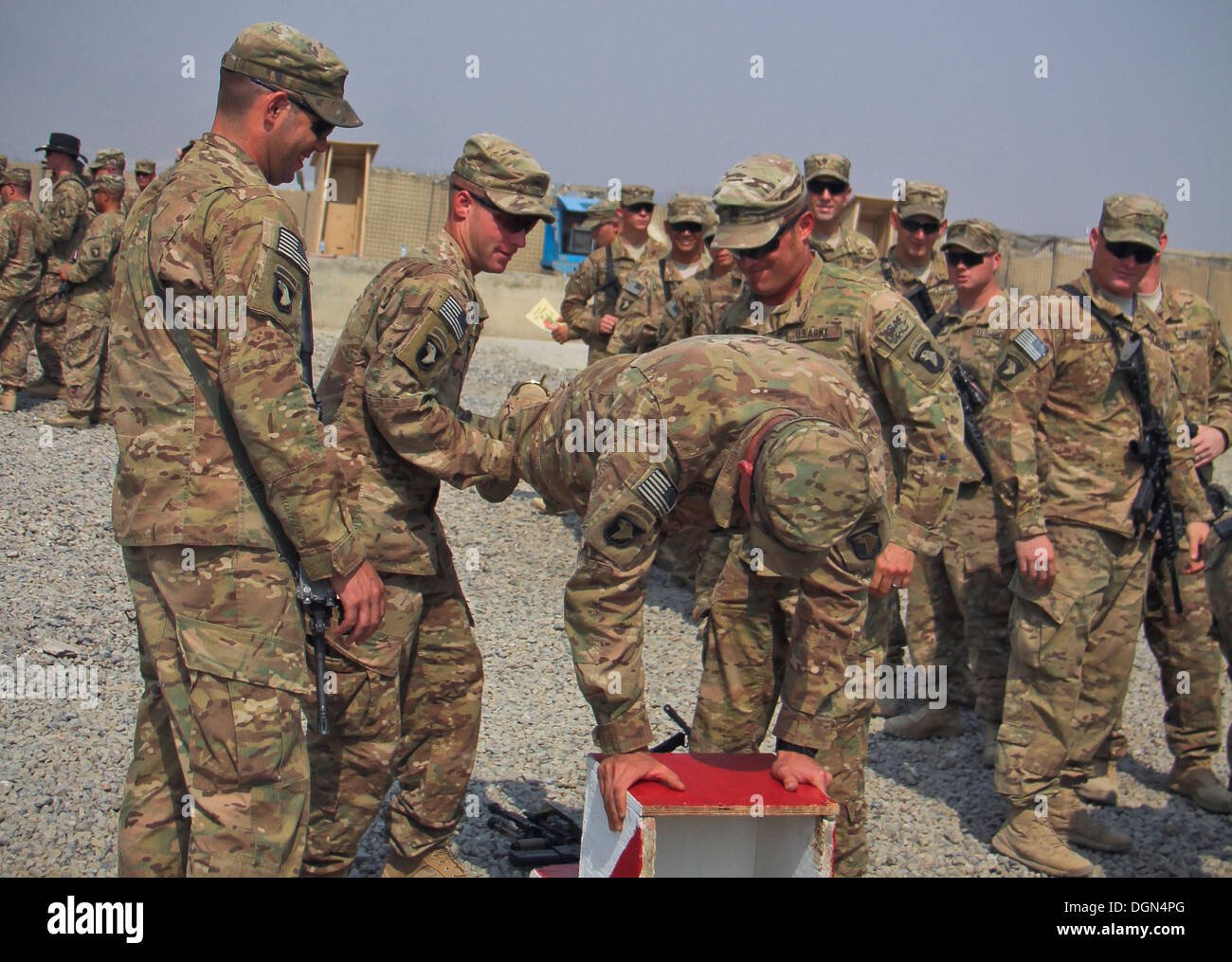 La province de KHOWST, Afghanistan - Un soldat de l'armée américaine avec 1er Escadron, 61e Régiment de cavalerie, 4e Brigade Combat Team, 101st Airborne Division (Air Assault), est soutenue par ses jambes comme ses collègues soldats place spurs sur ses bottes, au cours d'une cérémonie à l'éperon Banque D'Images